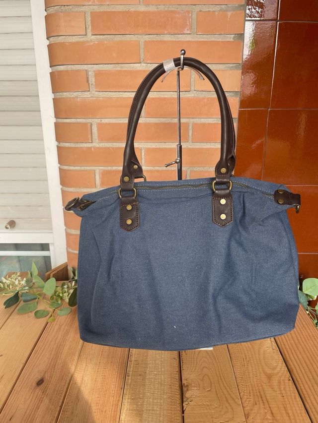 Bolso de tela con iniciales bordadas y correa