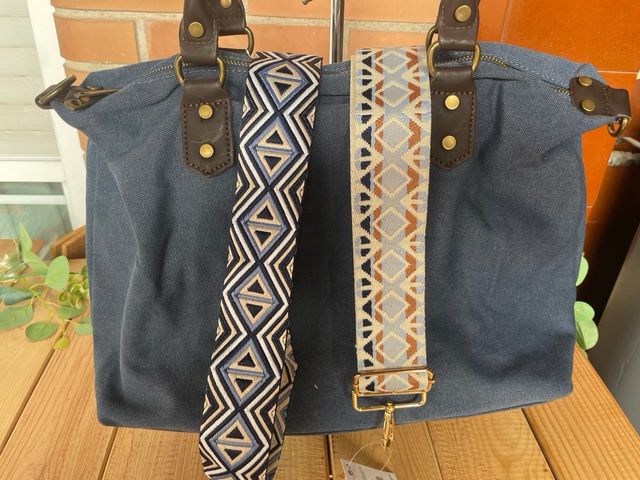 Bolso de tela con iniciales bordadas y correa