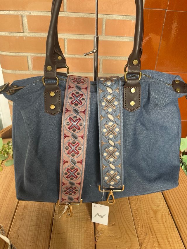 Bolso de tela con iniciales bordadas y correa