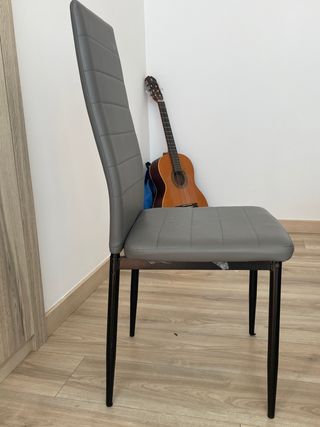 Silla moderna gris y negra