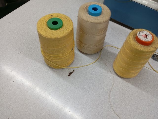 Bobine di filo giallo e beige