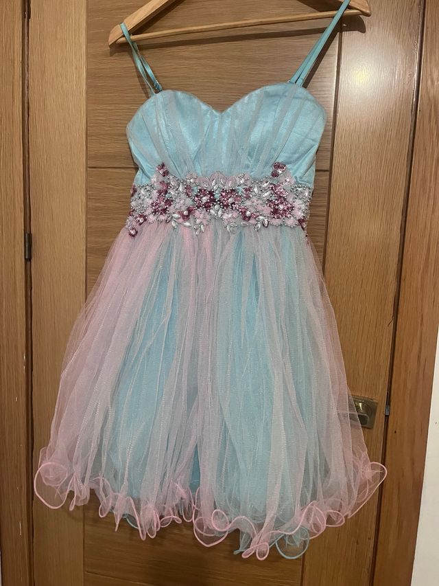 Vestido corto azul y rosa con pedrería