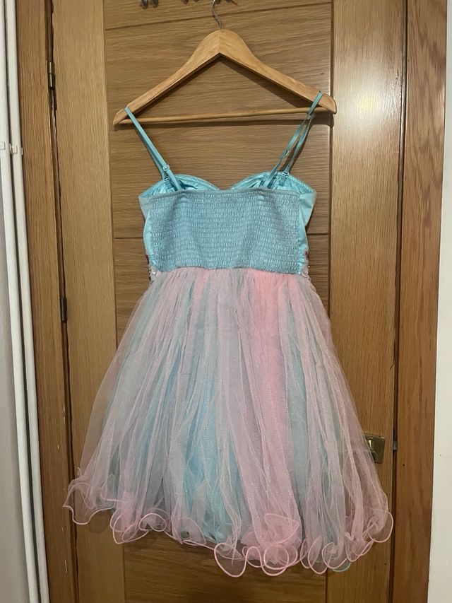 Vestido corto azul y rosa con pedrería