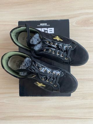 Zapatillas negras ante con logo abeja dorada