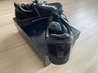 Zapatillas negras ante con logo abeja dorada