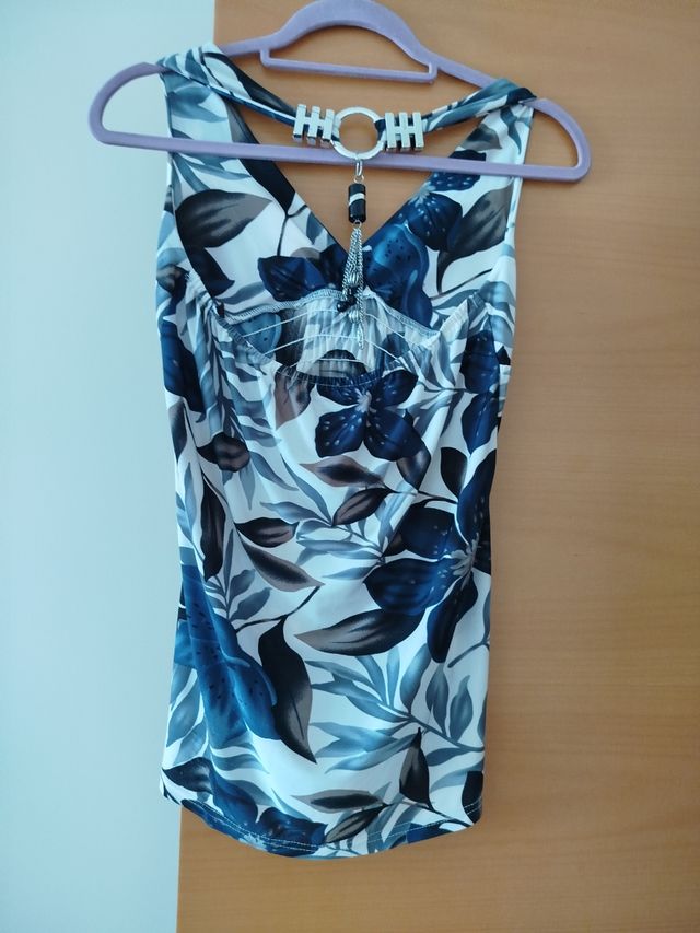 Camisa elegante floral azul y blanco