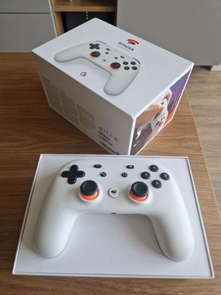 Mando Google Stadia blanco.