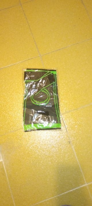 Rodillera deportiva negra con detalles verdes