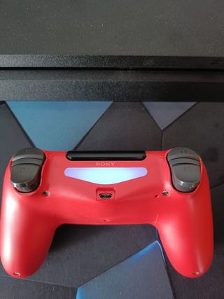 PS4 (PlayStation 4) Negra + Mando Rojo