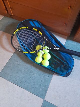 Raqueta de tenis Babolat con 6 bolas