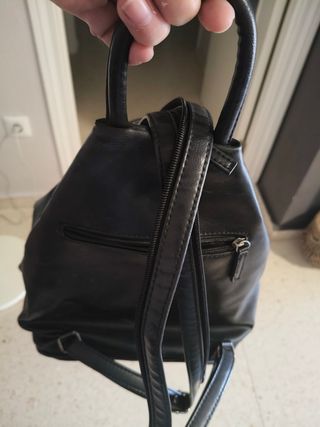 Mochila de piel negra como  nueva
