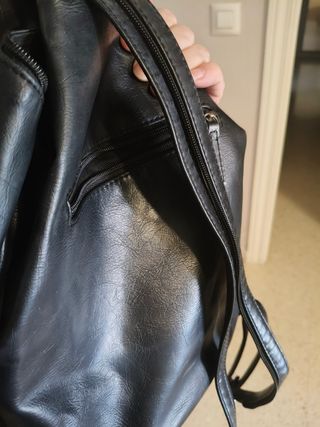 Mochila de piel negra como  nueva