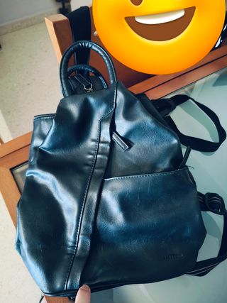 Mochila de piel negra como  nueva