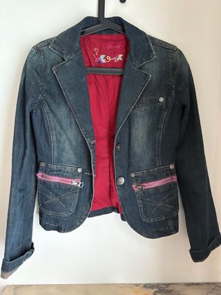 Cazadora tejana azul con detalles rosas