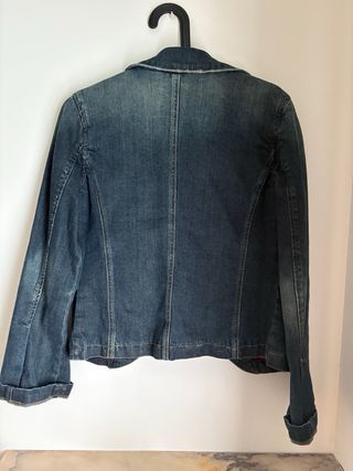 Cazadora tejana azul con detalles rosas