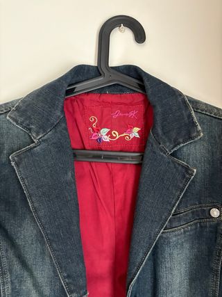 Cazadora tejana azul con detalles rosas