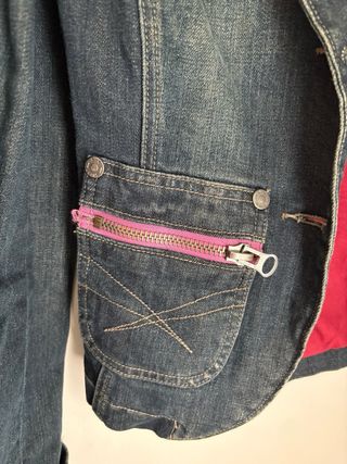 Cazadora tejana azul con detalles rosas