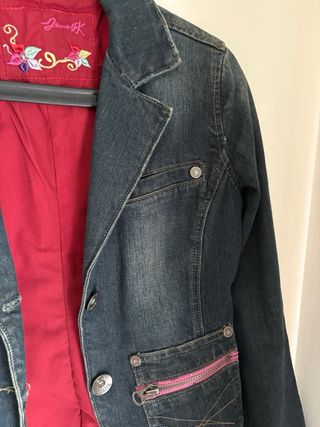 Cazadora tejana azul con detalles rosas