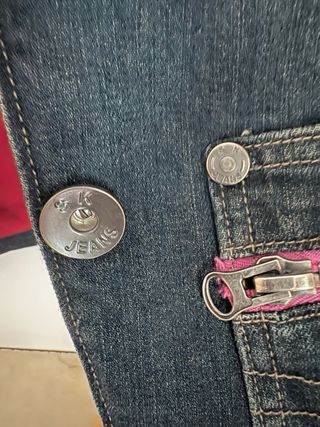 Cazadora tejana azul con detalles rosas