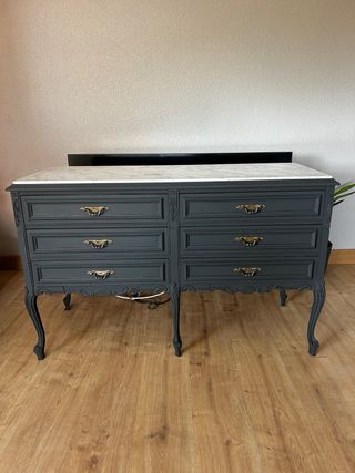 Cómoda antigua de madera maciza