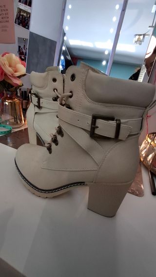 Botines Beige con Cordones y Cremallera