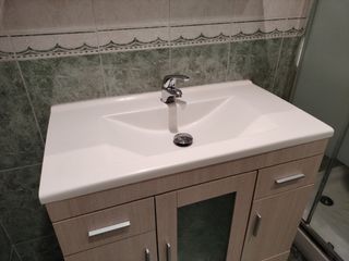 Mueble de baño madera beige con espejo
