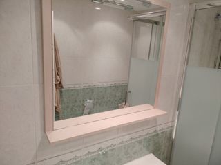 Mueble de baño madera beige con espejo
