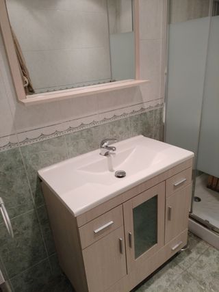 Mueble de baño madera beige con espejo
