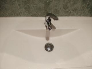 Mueble de baño madera beige con espejo
