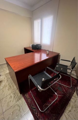 Escritorio de madera y metal
