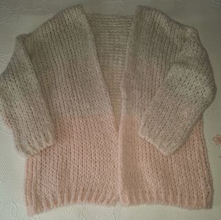 Chaqueta de lana rosa y blanca