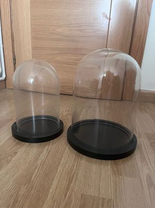 2 Urnas de cristal con base negra