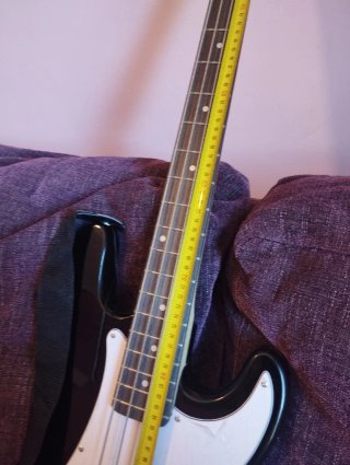 Bajo eléctrico con amplificador