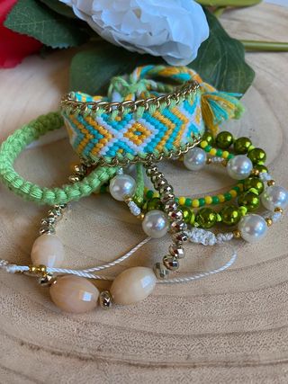 Set bracciali colorati con perle e catena