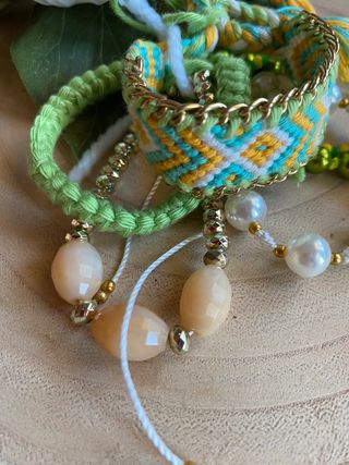 Set bracciali colorati con perle e catena