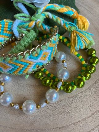 Set bracciali colorati con perle e catena