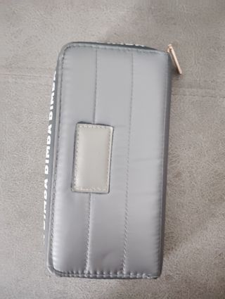 Monedero gris acolchado