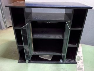 Mesa de TV negra con puertas de cristal