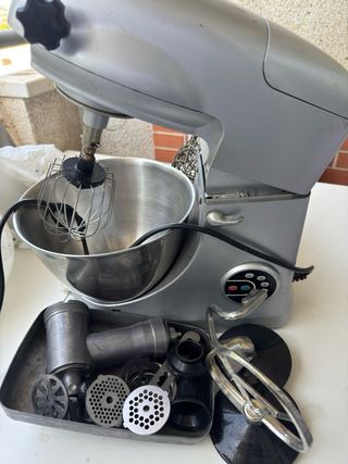 Batidora amasadora, y moledora con accesorios