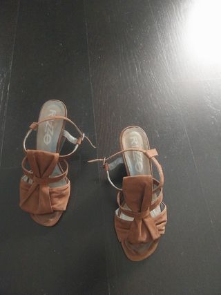 Sandalias de ante marrón con lazo