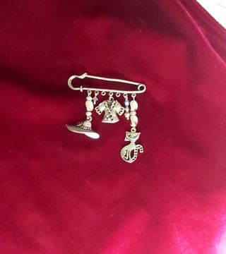 Alfiler / Broche con colgantes