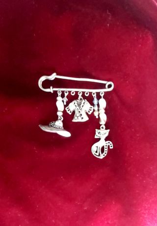 Alfiler / Broche con colgantes
