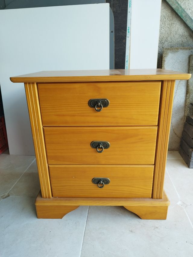 Mesita de noche de madera maciza