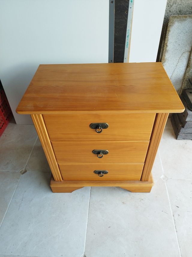 Mesita de noche de madera maciza