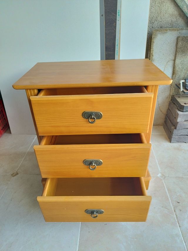 Mesita de noche de madera maciza