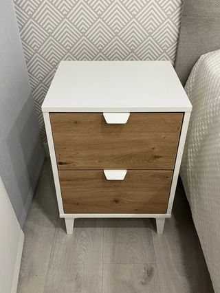 Mesitas de noche blancas y marrones