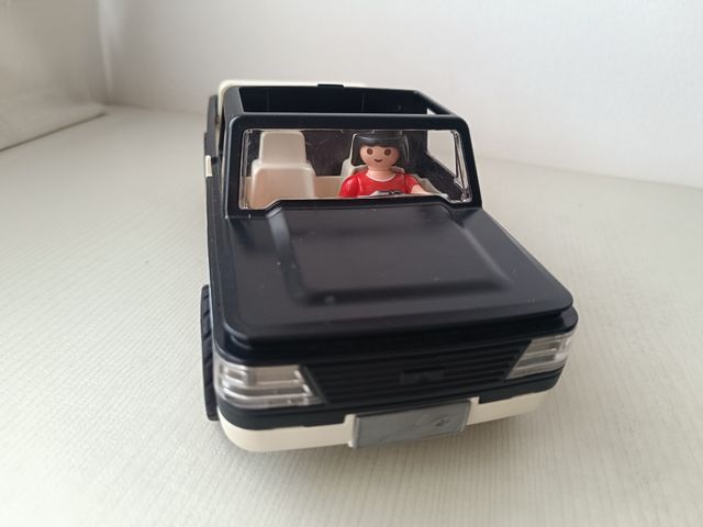 Camioneta Playmobil Negra con número 76