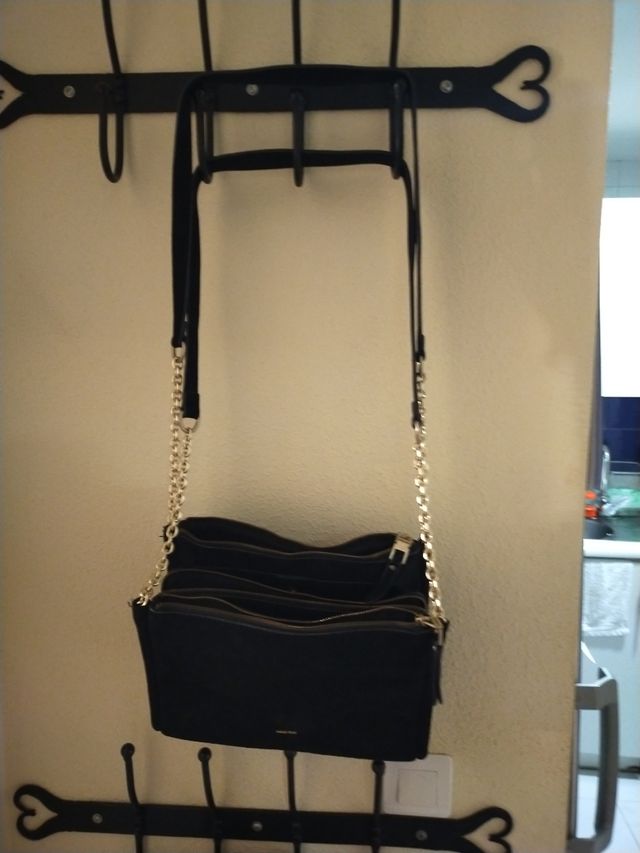 Bolso de mano negro con cadena
