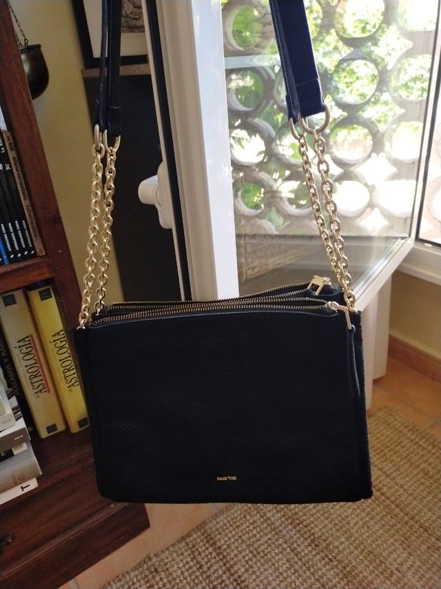 Bolso de mano negro con cadena