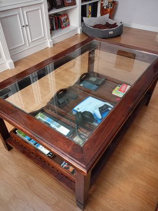 Mesa de centro de madera con tapa de cristal